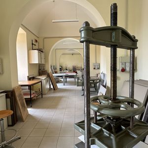 Interno del laboratorio di legatoria e restauro