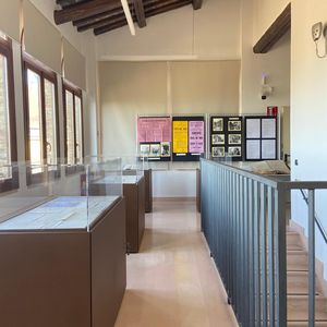 Spazio espositivo nel loggiato della Sezione di Archivio di Stato di Assisi
