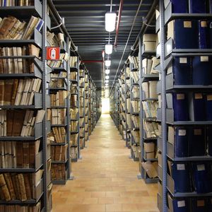 Interno di un deposito della Sezione di Archivio di Stato di Spoleto