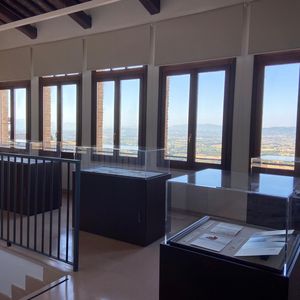 Spazio espositivo nel loggiato della Sezione di Archivio di Stato di Assisi