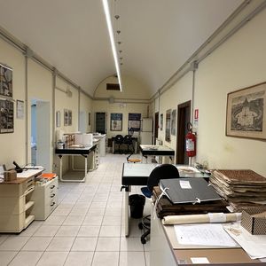 Interno del laboratorio di legatoria e restauro