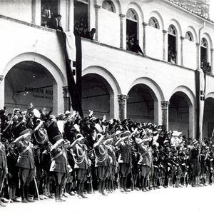 Il chiostro di S. Domenico all’epoca in cui era adibito a Caserma “Biordo Michelotti”, durante una cerimonia (1930 ca.)