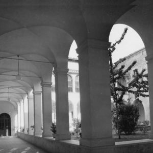 Il chiostro interno del Complesso di S. Domenico in una fotografia del 1954