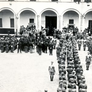 Il chiostro di S. Domenico all’epoca in cui era adibito a Caserma “Biordo Michelotti”, durante una cerimonia (1930 ca.)