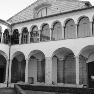 La facciata della chiesa di San Domenico vecchio, inglobata nel complesso conventuale e oggi adibita a deposito