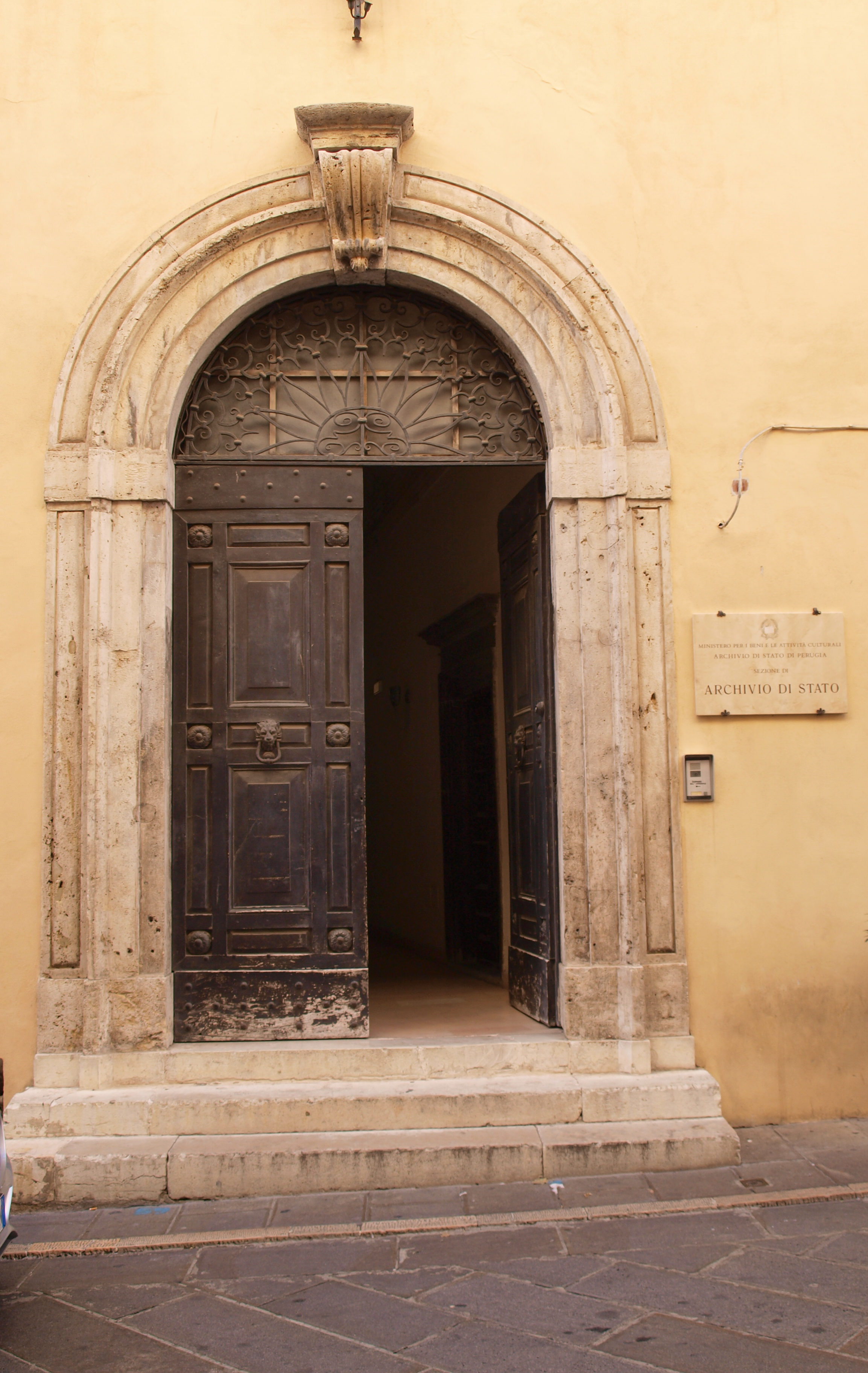 L'ingresso della Sezione di Archivio di Stato di Assisi in Corso Mazzini 10