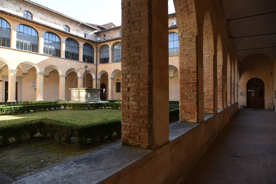Chiostro interno del Complesso di S. Domenico con l'ingresso dell'Archivio di Stato di Perugia