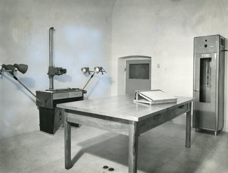 Il primo laboratorio fotografico dell'Archivio di Stato di Perugia (fotografia del 1954)
